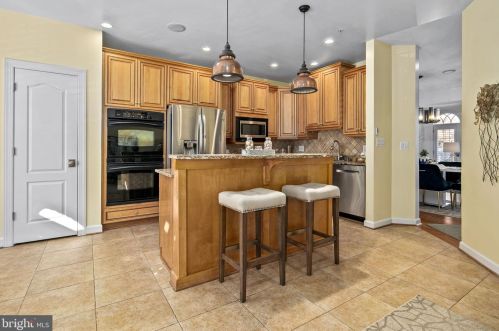 1822 Fonthill Ct, Mc Lean VA 22102-4792 exterior