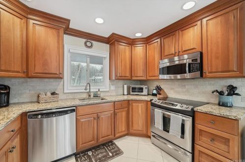 40 Cox Ave, Armonk NY 10504-2016 exterior