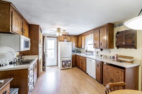 10 Montclair Dr, Enfield CT 06082-3025 exterior