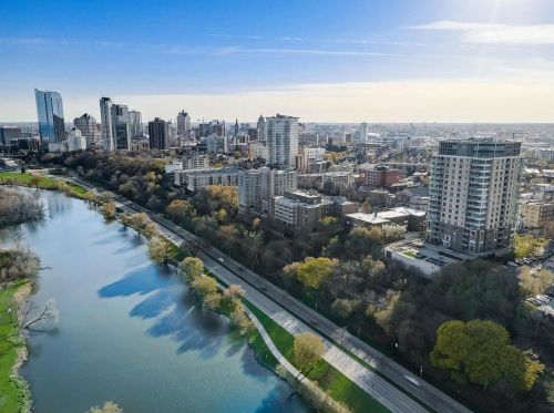 1522 Prospect Ave, Milwaukee WI 53202-6512 exterior