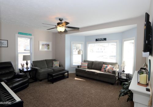 324 Lincoln Lk Ave, Lowell MI 49331-8540 exterior