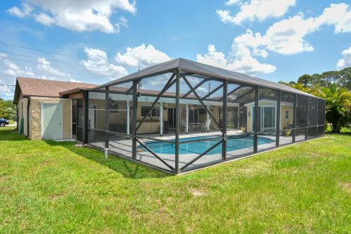 834 Walters Ter, Fort Pierce FL 34983-3963 exterior