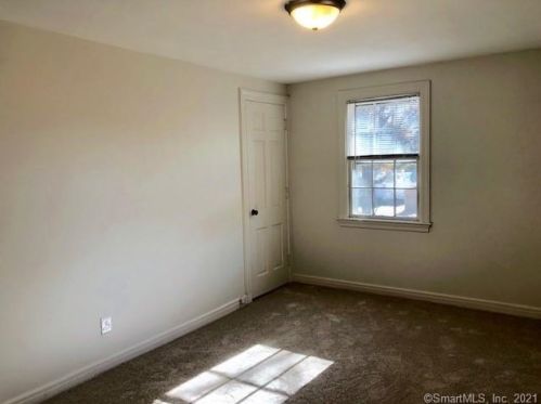 27 Lansdale Ave, Milford CT 06460-5153 exterior