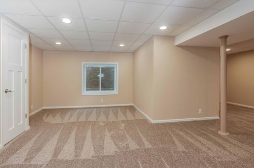 5796 Kinnickinnic Riv Pkwy, Milwaukee WI 53219-2231 exterior