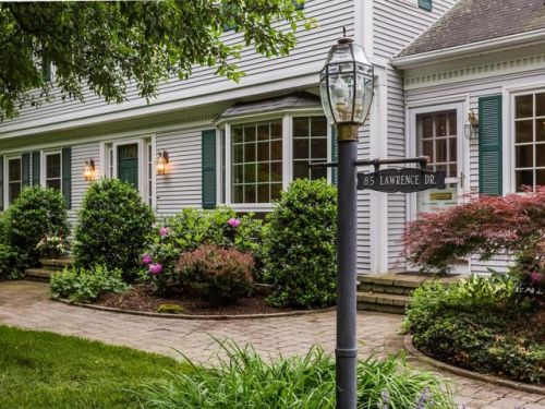 85 Lawrence Dr, Springfield, MA 01106-1617