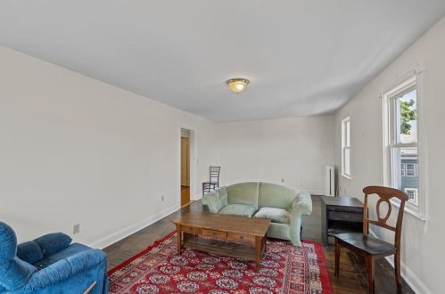 7 Bayview Ave, Middletown RI 02840-2108 exterior