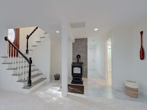 39 Tra Mart Dr, Uncasville CT  06382-1115 exterior