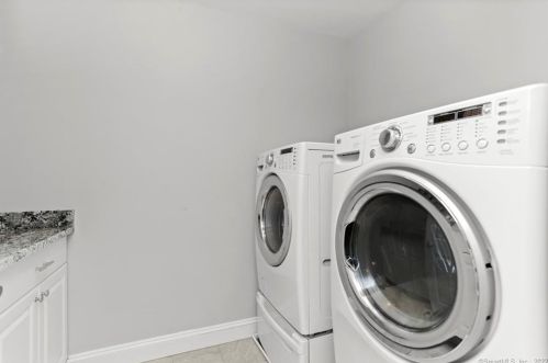 8 Gdn Ln, Westport CT 06880-5316 exterior