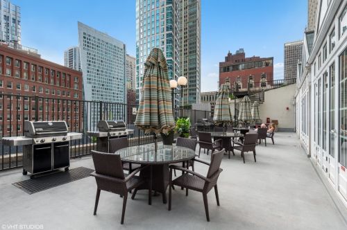 111 Chestnut St, Chicago IL  60610-2016 exterior