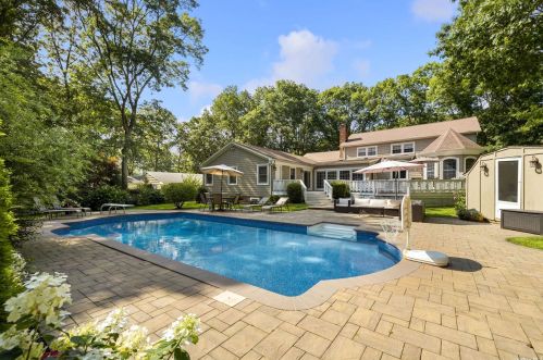 126 Wilmington Dr, Huntington Station NY 11747-4026 exterior