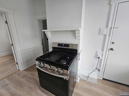 390 Fairview Ave, Fairview, NJ 07022-2161