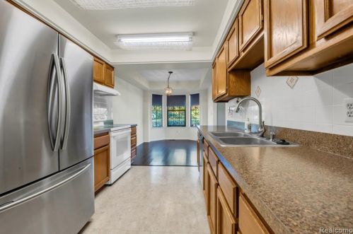 287 Mdw Brg Dr, Rochester MI 48307-3051 exterior