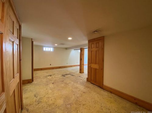 239 Seaside Ave, Milford CT 06460-6311 exterior