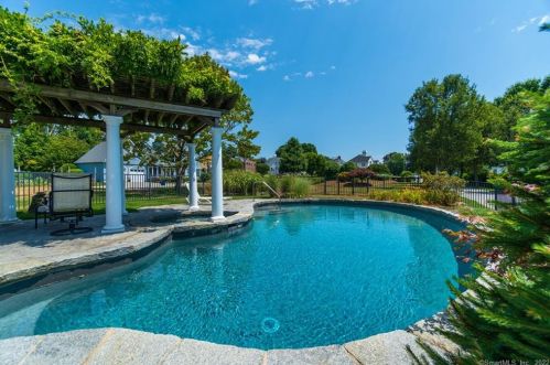 650 Gulf St, Milford CT 06460-7270 exterior