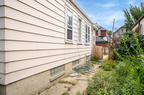 425 Fremont Pl, Milwaukee WI 53219-3066 exterior