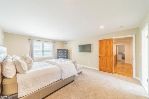 2 Arrowsmith Dr, Bridgewater NJ  08807-3801 exterior