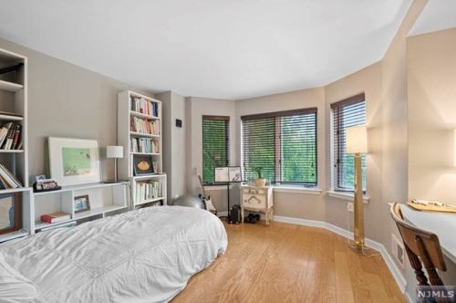 305 Williams Ct, Edgewater NJ 07020-1613 exterior