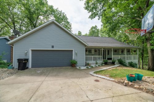 24 Terrace Ct, Plainwell, MI 49080-9106