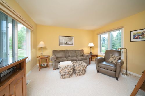 7422 Dunross Dr, Kalamazoo, MI 49024-7412