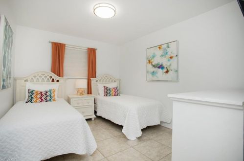 702 107 Ave, Naples FL 34108-1858 exterior