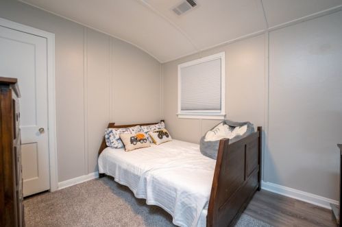 61 Forris St, West Springfield MA 01089-2380 exterior