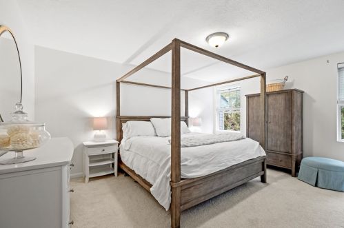 868 Highpointe Cir, Pittsburgh PA 15220-1854 exterior