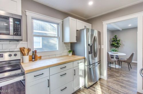 1349 Eastern Pl, Grand Rapids MI 49505-5221 exterior