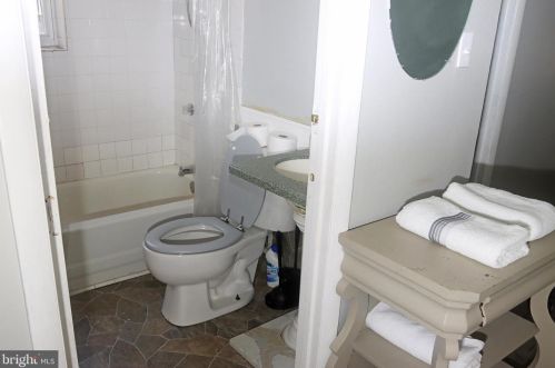 1118 Thomas St, Chester PA 19013-6422 exterior