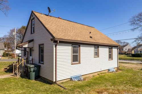 15 Dogwood Pl, Milford CT 06460-4930 exterior