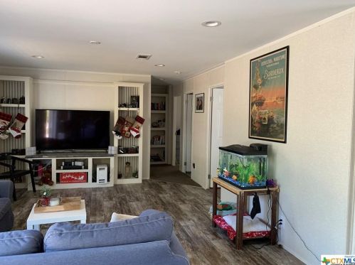 676 Henderson Dr, Spring Branch TX 78070-4032 exterior