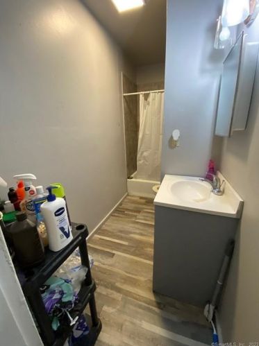 8 Smt St, Derby CT 06418-1242 exterior