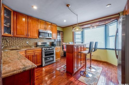 1660 Arkansas Dr, Valley Stream NY 11580-1804 exterior