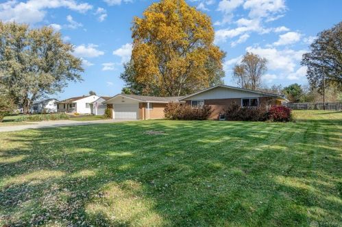 40 Green Acres Dr, Springfield, OH 45504-3310