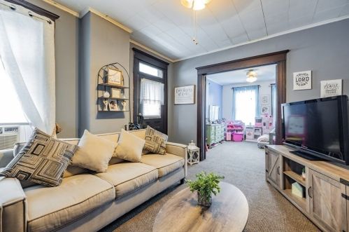 8 Maple St, Chicopee MA 01020-2626 exterior