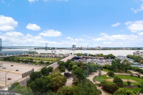 110 Front St, Philadelphia PA  19106-3000 exterior