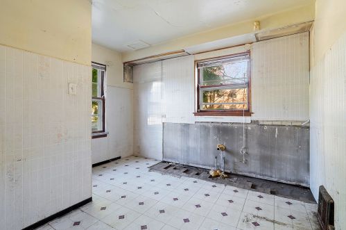 10100 Bensley Ave, Chicago IL 60617-6129 exterior