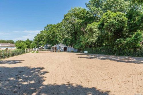 1370 Walnut Ave, Bohemia NY 11716-2110 exterior