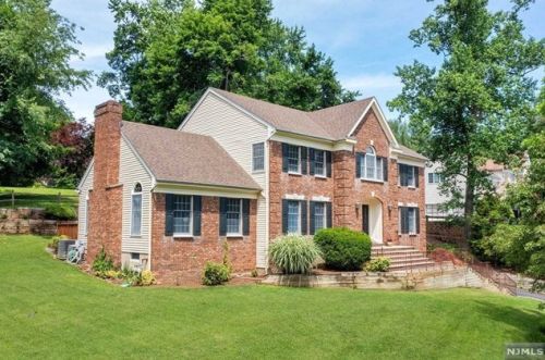 711 Hemlock Dr, Oradell, NJ 07649-1216