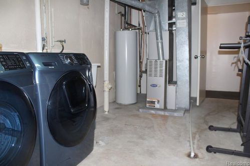 627 Ashley Cir, Rochester MI 48307-4593 exterior