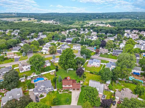 21 Arden Ln, Commack NY 11725-1301 exterior