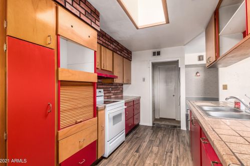 2902 Desert Cv Ave, Phoenix AZ 85028-3430 exterior