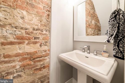 1011 Duke St, Alexandria VA 22314-3402 exterior