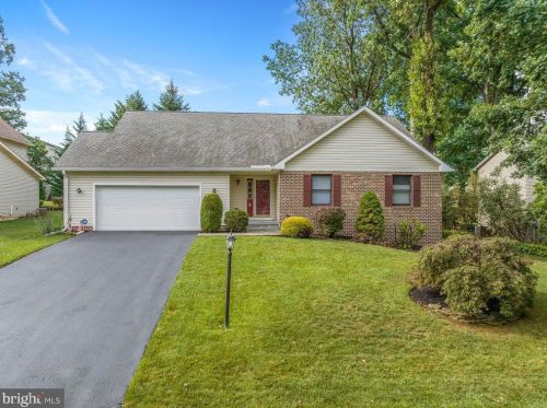 6 Amanda Ave, Hanover, PA 17331-9272