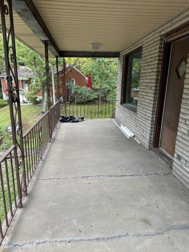 1235 Leaside Dr, Pittsburgh PA  15207-2137 exterior