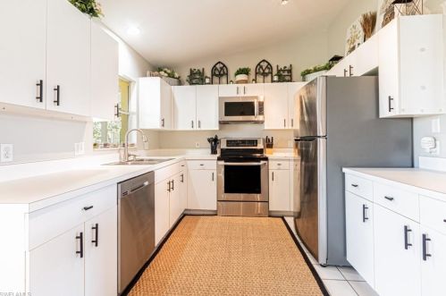 999 Grv Dr, Naples FL 34120-1424 exterior