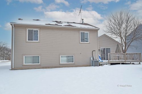 996 Hawthorne Dr, Bull Valley, IL 60014-8393