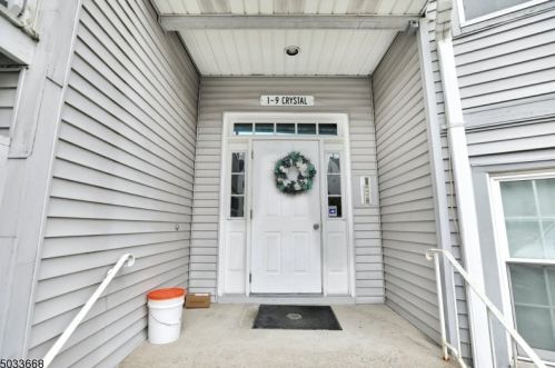 8 Crystal Ln, Paterson, NJ 07501-3370