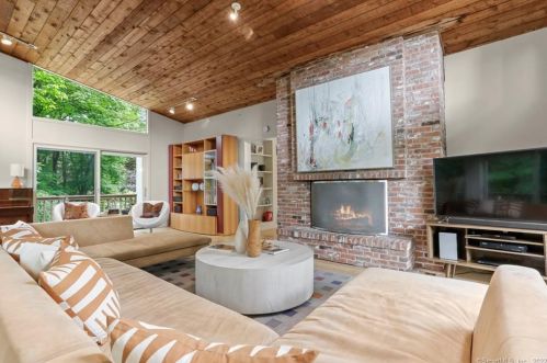 10 Hockanum Rd, Westport CT 06880-2121 exterior