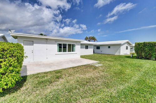 2390 14 Ave, Boynton Beach FL 33426-5871 exterior
