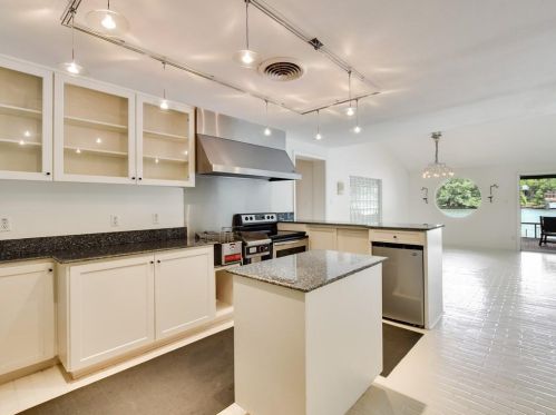 2802 Edgewater Dr, Austin TX  78733-1013 exterior